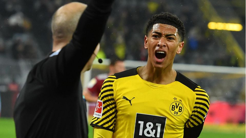 Borussia Dortmunds Jude Bellingham ärgert sich über eine Entscheidung des Schiedsrichter-Assistenten.