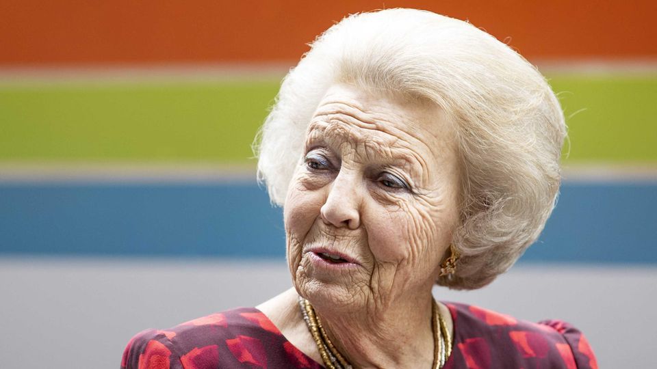 Die Mutter des niederländischen Königs, Prinzessin Beatrix, ist positiv auf das Coronavirus getestet worden