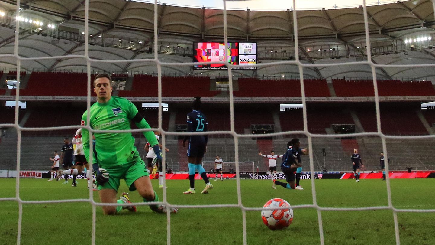 VfB Stuttgart - Hertha BSC Berlin 2:2 Hinter einem Tornetz kniet ein junger weißer Mann in grünem Torwart-Dress einem Ball hinterher, der ins Tor rollt