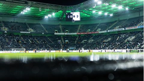 0:6 steht während des Spiels auf einem großen Display im Stadioninnenraum