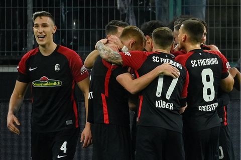 So ganz scheint Nico Schlotterbek (l.) noch nicht zu verstehen, was da abgeht. Bei Borussia Mönchengladbach führt er mit dem SC Freiburg nach 25 Minuten mit 5:0. Zwölf Minuten später wird Schlotterbek selbst für den 6:0 Endstand sorgen. Sechs Gegentore wie bei der ersten Heim-Niederlage in dieser Saison hatte die Borussia daheim in der ersten Halbzeit in der Bundesliga noch nie kassiert.
