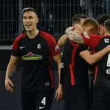 So ganz scheint Nico Schlotterbek (l.) noch nicht zu verstehen, was da abgeht. Bei Borussia Mönchengladbach führt er mit dem SC Freiburg nach 25 Minuten mit 5:0. Zwölf Minuten später wird Schlotterbek selbst für den 6:0 Endstand sorgen. Sechs Gegentore wie bei der ersten Heim-Niederlage in dieser Saison hatte die Borussia daheim in der ersten Halbzeit in der Bundesliga noch nie kassiert.