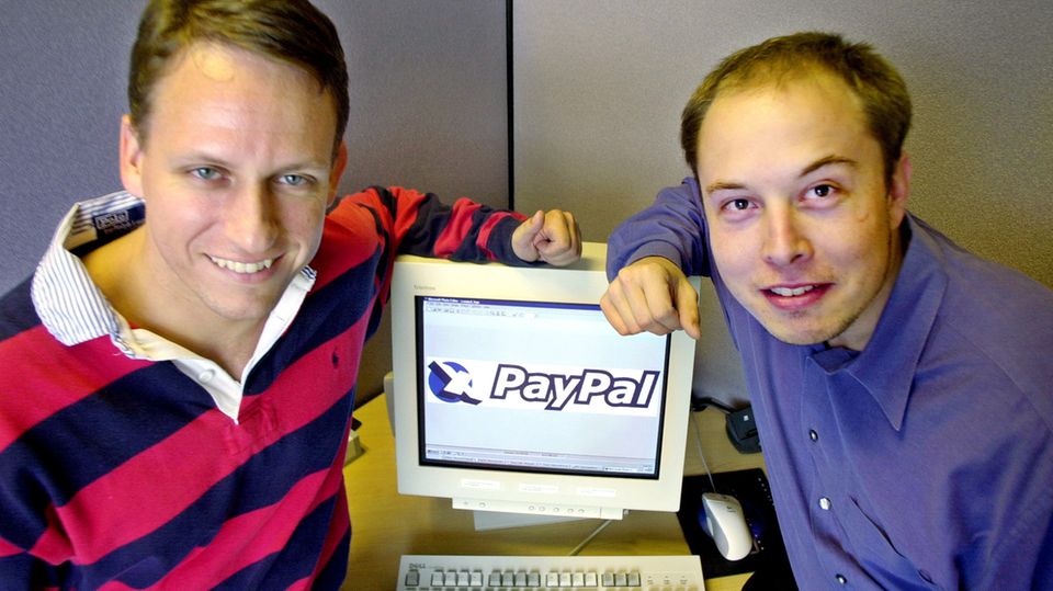 Tesla-Boss Elon Musk früher bei einer Präsentation seines Unternehmens PayPal. Seine Haare sahen damals noch anders aus.