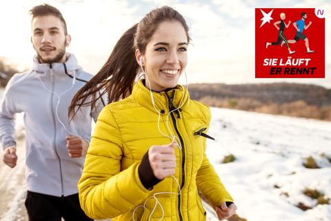 Eine Läuferin und ein Läufer trainieren im Winter