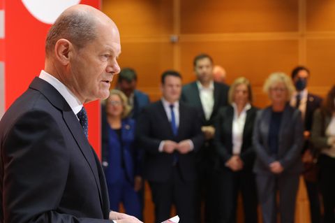 Der mutmaßlich künftige Bundeskanzler Olaf Scholz stellt in Berlin die Ministerinnen und Minister der SPD vor