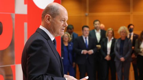 Der mutmaßlich künftige Bundeskanzler Olaf Scholz stellt in Berlin die Ministerinnen und Minister der SPD vor