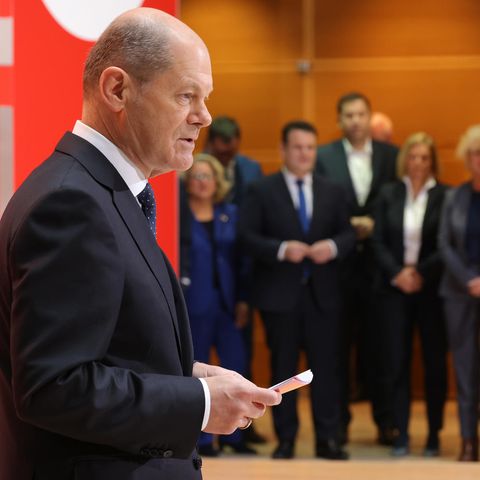Der mutmaßlich künftige Bundeskanzler Olaf Scholz stellt in Berlin die Ministerinnen und Minister der SPD vor