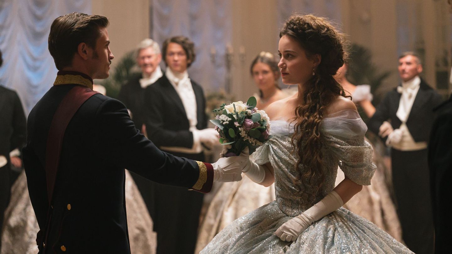 Neue Serie auf RTL+: Denn Kaiser Franz Joseph I. entscheidet sich für Herzogin Elisabeth in Bayern, die jüngere Schwester von Herzogin Helene. Jannik Schümann spielt den Regenten deutlich gefühlskälter als dereinst Karlheinz Böhm. Mit dem braven Kaiser aus den Fünfzigern hat der neue Franz Joseph wenig gemein. Von Sisis Vater wird er als "kleiner Bub" und "kranker Monarch" verspottet. Er vergnügt sich in Bordellen, ist bisweilen aufbrausend oder gar brutal und verrennt sich in politischen Ränkespielen. In den neuen Folgen geht es deutlich freizügiger zu und auch geschichtliche Hintergründe wie etwa die Revolution in Ungarn, der Kampf gegen Napoleon III. oder das Bündnis mit dem russischen Zaren Nikolaus I. werden häufiger thematisiert. Denn Kaiser Franz Joseph I. entscheidet sich für Herzogin Elisabeth in Bayern, die jüngere Schwester von Herzogin Helene. Jannik Schümann spielt den Regenten deutlich gefühlskälter als dereinst Karlheinz Böhm. Mit dem braven Kaiser aus den Fünfzigern hat der neue Franz Joseph wenig gemein. Von Sisis Vater wird er als "kleiner Bub" und "kranker Monarch" verspottet. Er vergnügt sich in Bordellen, ist bisweilen aufbrausend oder gar brutal und verrennt sich in politischen Ränkespielen. In den neuen Folgen geht es deutlich freizügiger zu und auch geschichtliche Hintergründe wie etwa die Revolution in Ungarn, der Kampf gegen Napoleon III. oder das Bündnis mit dem russischen Zaren Nikolaus I. werden häufiger thematisiert.
