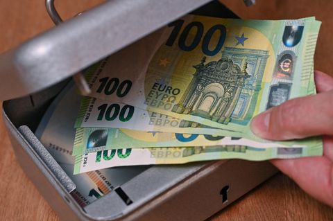 Mehrere Geldscheine in einer Kasse