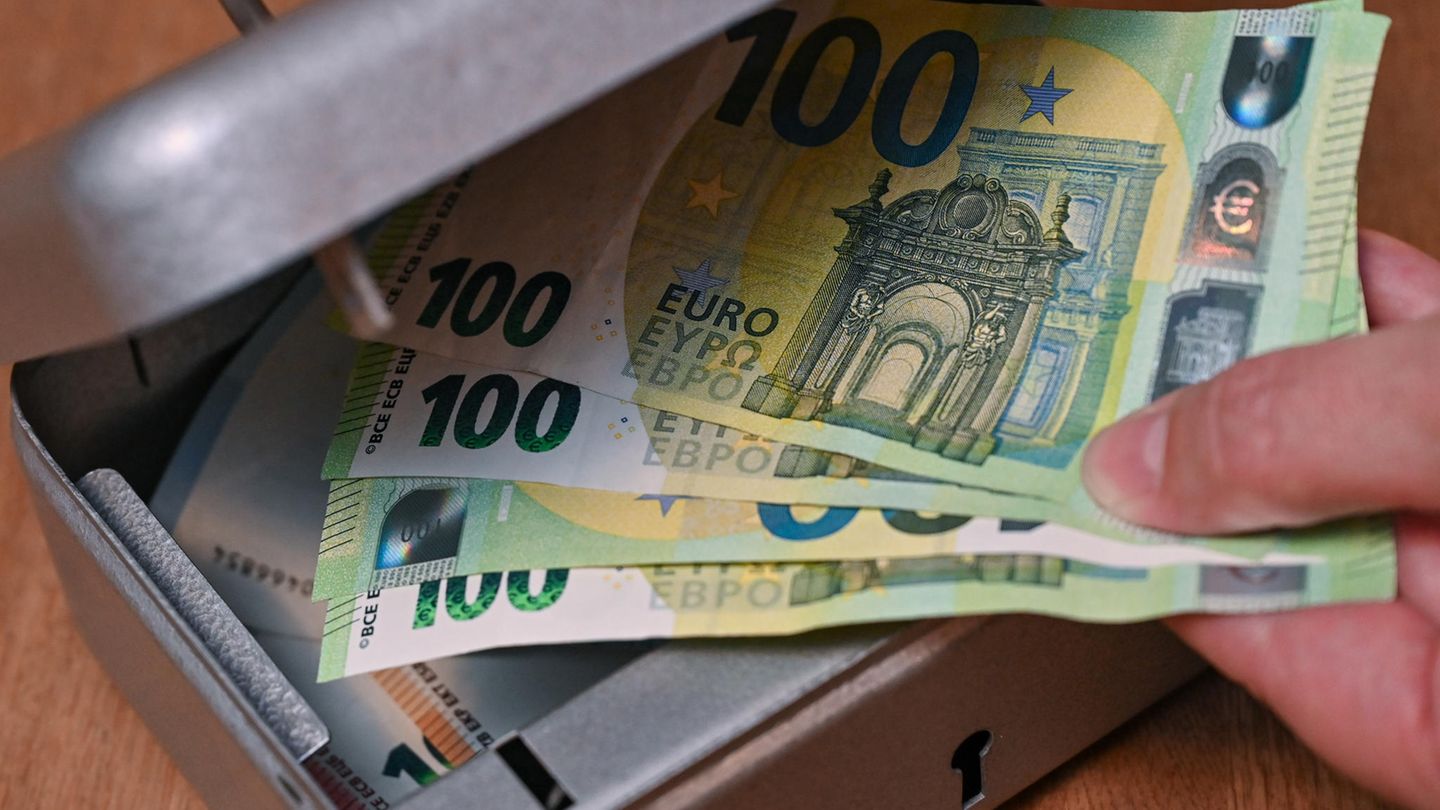 Mehrere Geldscheine in einer Kasse