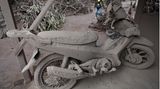 Ein Motorrad im Dorf Sumberwuluh in Lumajang, Ostjava, ist mit Vulkanasche bedeckt
