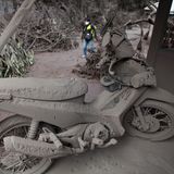 Ein Motorrad im Dorf Sumberwuluh in Lumajang, Ostjava, ist mit Vulkanasche bedeckt