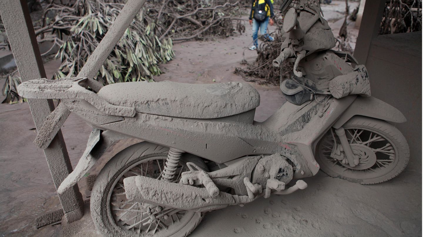 Ein Motorrad im Dorf Sumberwuluh in Lumajang, Ostjava, ist mit Vulkanasche bedeckt