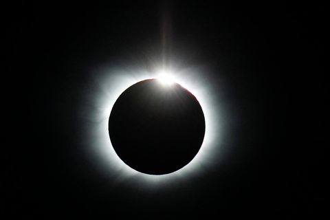 Dieses Bild zeigt eine totale Sonnenfinsternis am Union Glacier in der Antarktis