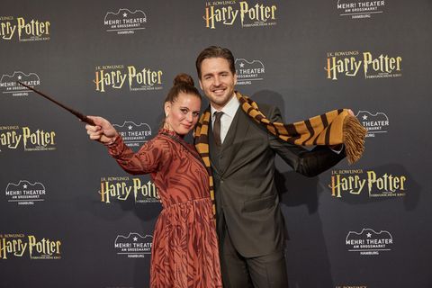 Sänger Alexander Klaws mit seiner Frau Nadja, die einen Zauberstab schwingt, bei der "Harry-Potter"-Premiere