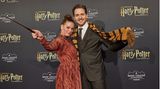 Sänger Alexander Klaws mit seiner Frau Nadja, die einen Zauberstab schwingt, bei der "Harry-Potter"-Premiere