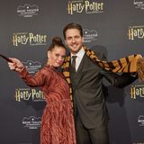 Sänger Alexander Klaws mit seiner Frau Nadja, die einen Zauberstab schwingt, bei der "Harry-Potter"-Premiere