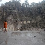 Am Abgrund: Dorfbewohner stehen vor den Resten einer Brücke, die durch den Lavastrom zerstört wurde