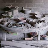 Hals über Kopf: An diesem Tisch sieht man, wie schnell die Menschen vor der Aschewolke fliehen mussten. In den Schalen und Töpfen ist noch das Essen.