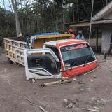 Dieser Lastwagen wurde auf der Dorfstraße durch den Ascheregen gestoppt