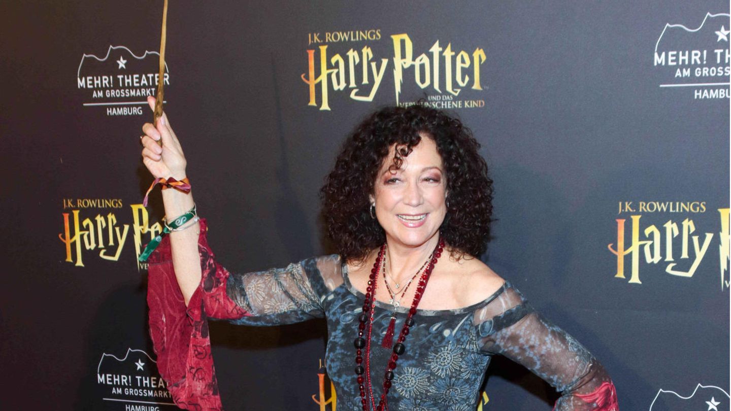 Schauspielerin Barbara Wussow schwingt auf dem Roten Teppich bei der "Harry-Potter"-Premiere in Hamburg den Zauberstab. 