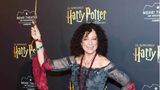 Schauspielerin Barbara Wussow schwingt auf dem Roten Teppich bei der "Harry-Potter"-Premiere in Hamburg den Zauberstab. 