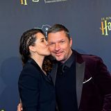 Alice Krüger gibt ihrem Mann Hardy Krüger Jr. bei der Premiere von "Harry Potter" in Hamburg einen Kuss auf die Wange