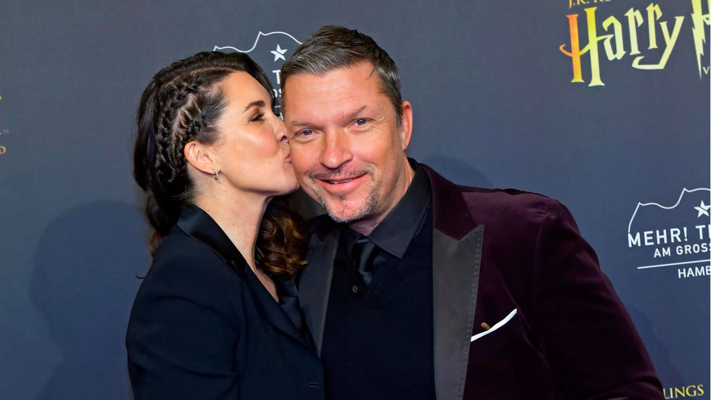 Alice Krüger gibt ihrem Mann Hardy Krüger Jr. bei der Premiere von "Harry Potter" in Hamburg einen Kuss auf die Wange