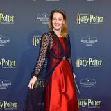 Journalistin Anja Reschke hält bei der "Harry-Potter"-Premiere in Hamburg auf dem Roten Teppich einen Zauberstab in der Hand