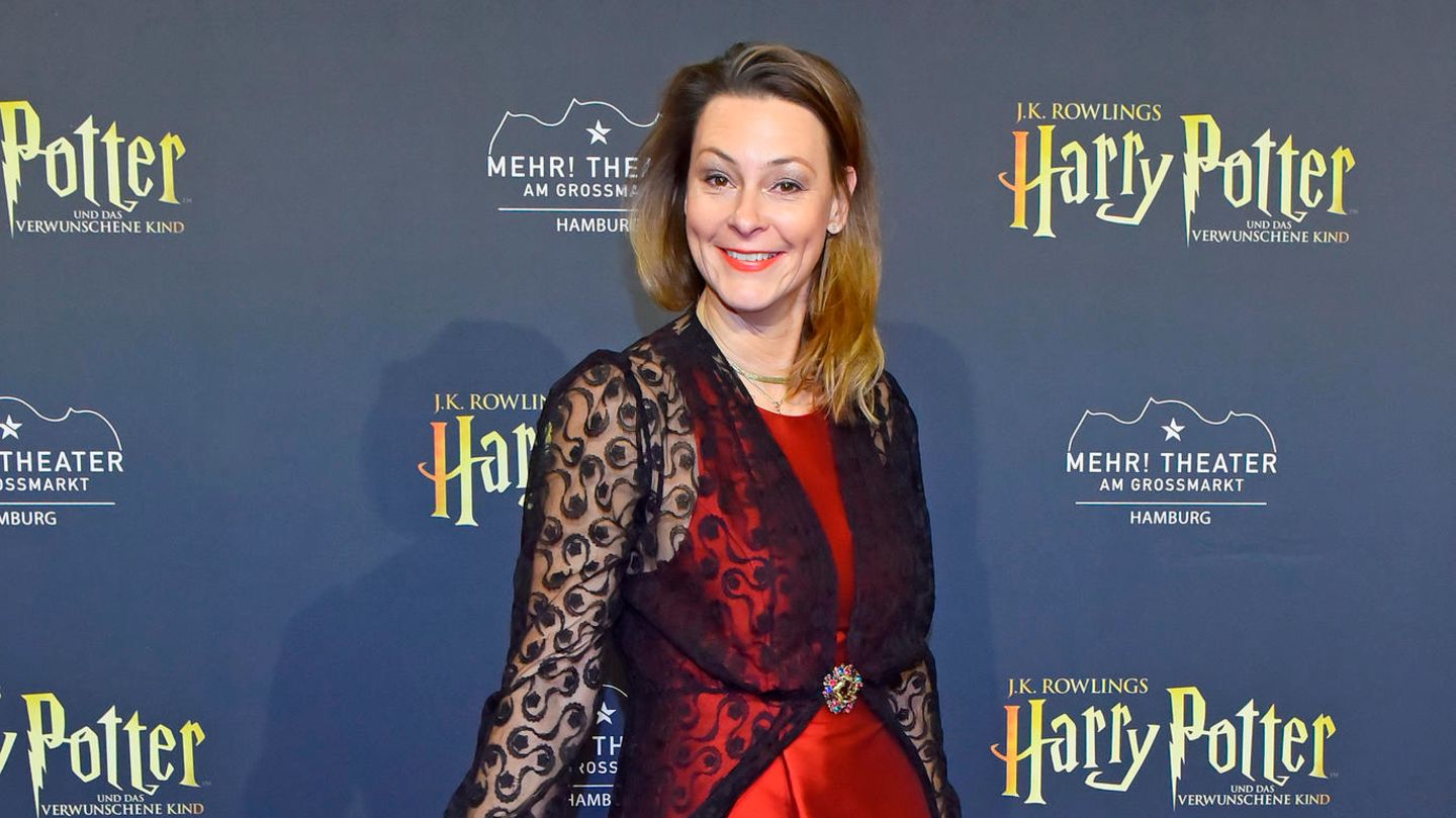 "Harry Potter": Diese Promis waren bei der Premiere in Hamburg dabei Journalistin Anja Reschke hält bei der "Harry-Potter"-Premiere in Hamburg auf dem Roten Teppich einen Zauberstab in der Hand