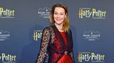 Journalistin Anja Reschke hält bei der "Harry-Potter"-Premiere in Hamburg auf dem Roten Teppich einen Zauberstab in der Hand