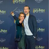 Der Schauspieler Wayne Carpendale und seine Frau Annemarie sind auf dem Roten Teppich gut gelaunt mit "Harry-Potter"-Zauberstab