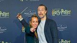 Der Schauspieler Wayne Carpendale und seine Frau Annemarie sind auf dem Roten Teppich gut gelaunt mit "Harry-Potter"-Zauberstab