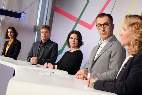 Die Minister:innen der Grünen in einer Reihe