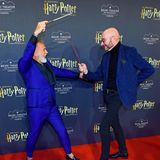 Hochzeitsplaner Frank Matthée und Schauspieler Ralph Morgenstern bekämpfen sich auf dem Roten Teppich mit Zauberstäben