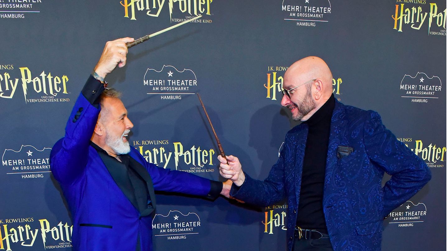 Hochzeitsplaner Frank Matthée und Schauspieler Ralph Morgenstern bekämpfen sich auf dem Roten Teppich mit Zauberstäben
