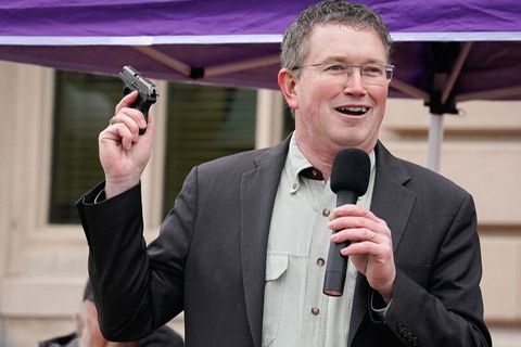 Republikaner Thomas Massie mit Waffe in der Hand