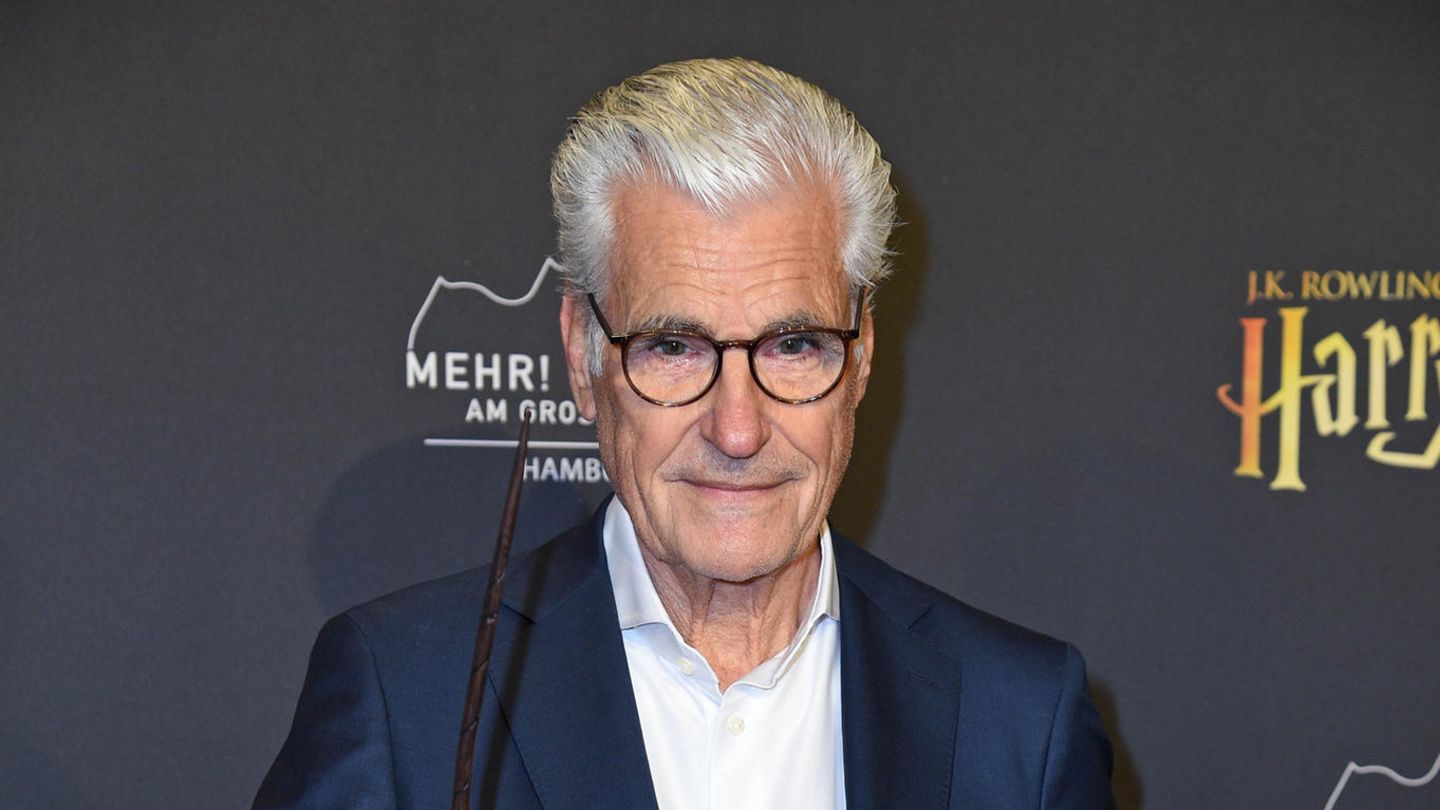 Schauspieler Sky du Mont hält bei der Premiere von "Harry Potter" in Hamburg einen Zauberstab in die Kamera