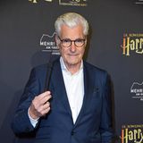 Schauspieler Sky du Mont hält bei der Premiere von "Harry Potter" in Hamburg einen Zauberstab in die Kamera