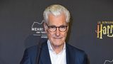 Schauspieler Sky du Mont hält bei der Premiere von "Harry Potter" in Hamburg einen Zauberstab in die Kamera