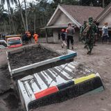 Noch schlimmer hat es diesen Lkw erwischt: Er ist fast völlig in den gewaltigen Aschemengen verschwunden