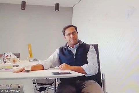 Per Videocall abserviert: Firmenchef feuert 900 Mitarbeiter über einen einzigen Zoom-Call – und tritt noch nach
