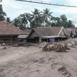 Vulkanasche hat zahlreiche Häuser in Sumber Wuluh teilweise bis zum Dachansatz verschüttet