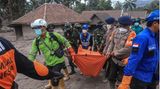 Helfer bergen in Sumber Wuluh ein Todesopfer