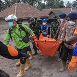 Helfer bergen in Sumber Wuluh ein Todesopfer