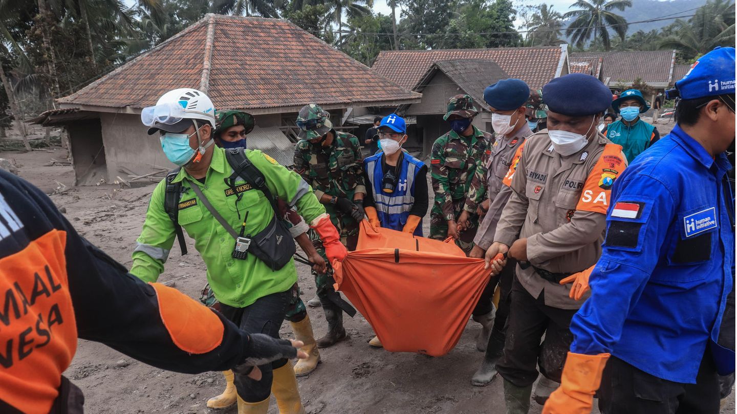 Helfer bergen in Sumber Wuluh ein Todesopfer
