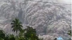 Schreiend laufen Menschen vor der gewaltigen Aschewolke davon, die der Vulkan Semeru ausspuckt