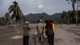 Bange Blicke: Dorfbewohner beobachten aus der Ferne den Semeru, über dessen Gipfel noch immer eine Rauchsäule steht