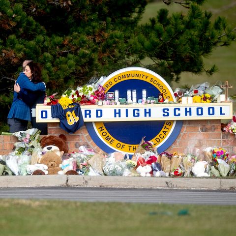 Gretchen Whitmer (r), Gouverneurin von Michigan, umarmt Dave Coulter, Oakland County Executive, als die beiden in der Oxford High School Blumen niederlegen und ihre Aufwartung machen