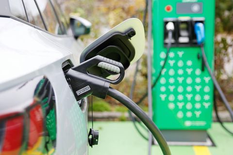Ein Elektroauto lädt an einer Ladestation